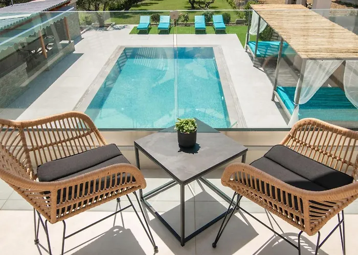 Antonia - Luxurious Serenity With Private Pool, By Zantewize Kalipádhon