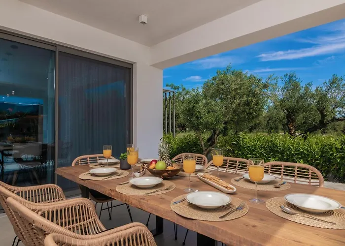 Antonia - Luxurious Serenity With Private Pool, By Zantewize * Kalipádhon