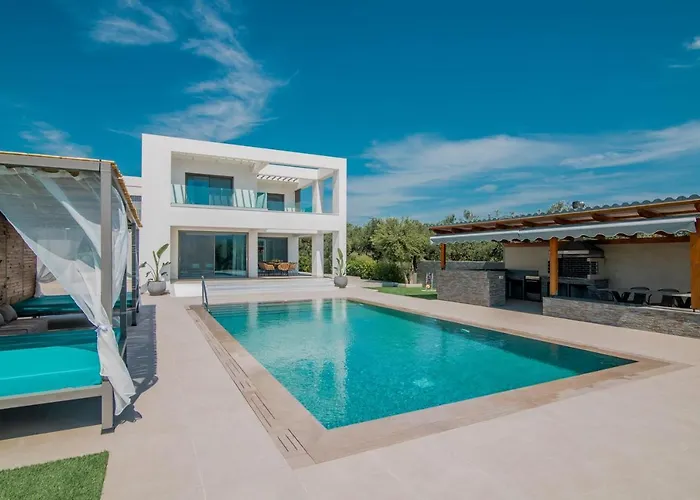 Antonia - Luxurious Serenity With Private Pool, By Zantewize Kalipádhon