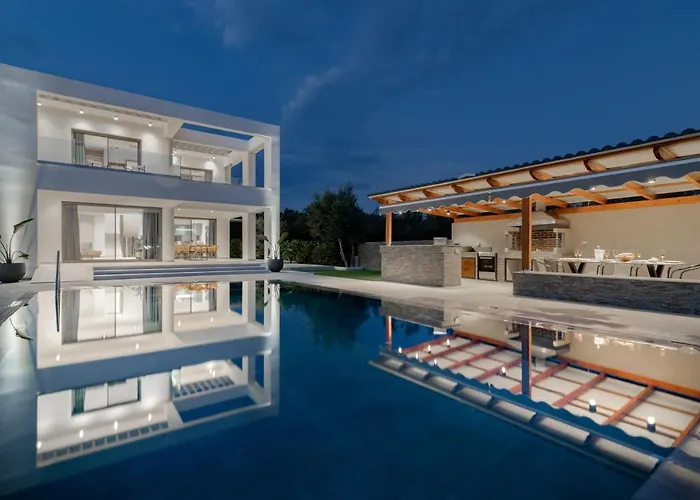 Antonia - Luxurious Serenity With Private Pool, By Zantewize * Kalipádhon