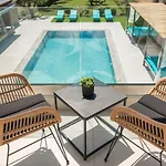 Antonia - Luxurious Serenity With Private Pool, By Zantewize Kalipádhon