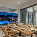 Antonia - Luxurious Serenity With Private Pool, By Zantewize Kalipádhon