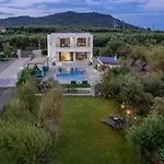 Antonia - Luxurious Serenity With Private Pool, By Zantewize Willa