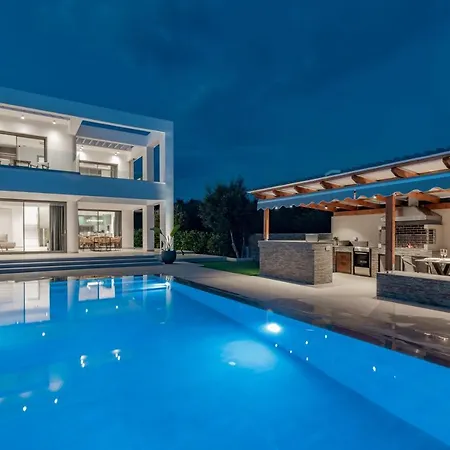 Antonia - Luxurious Serenity With Private Pool, By Zantewize Villa