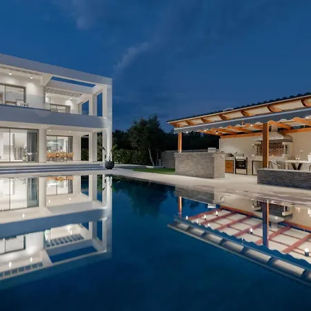 Antonia - Luxurious Serenity With Private Pool, By Zantewize * Kalipádhon