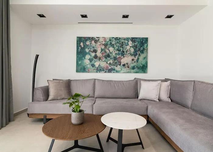 Antonia - Luxurious Serenity With Private Pool, By Zantewize וילה