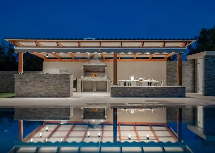 Antonia - Luxurious Serenity With Private Pool, By Zantewize Kalipádhon