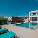 Antonia - Luxurious Serenity With Private Pool, By Zantewize Kalipádhon