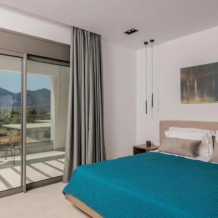 Antonia - Luxurious Serenity With Private Pool, By Zantewize Kalipádhon