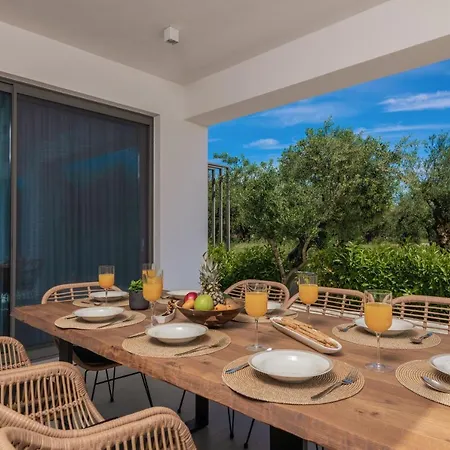 Antonia - Luxurious Serenity With Private Pool, By Zantewize * Kalipádhon