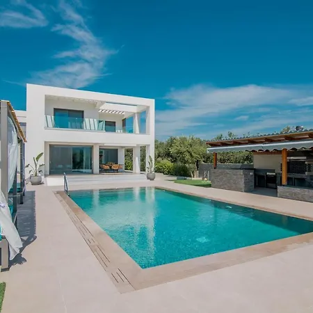 Antonia - Luxurious Serenity With Private Pool, By Zantewize Kalipádhon